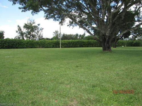 25 Dawn Flower Cir, Lehigh Acres FL 33936-7356 exterior