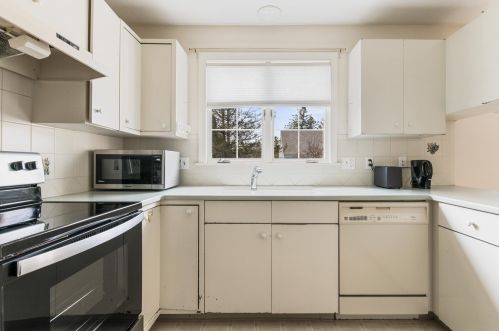 124 Hilltop Pl, New London NH  03257-5412 exterior