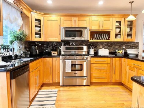 881 Howard Ave, Bridgeport CT 06605-1924 exterior