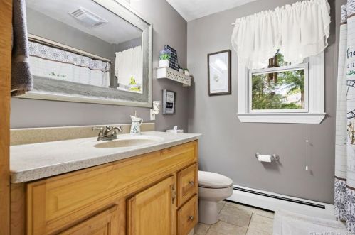 102 Kelly Rd, Wapping CT 06074-3119 exterior