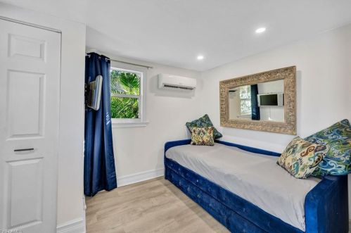 821 91 Ave, Naples FL 34108-2426 exterior