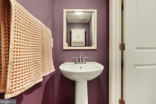 9193 Lake Preston Ct, Bristow VA  20136-6170 exterior