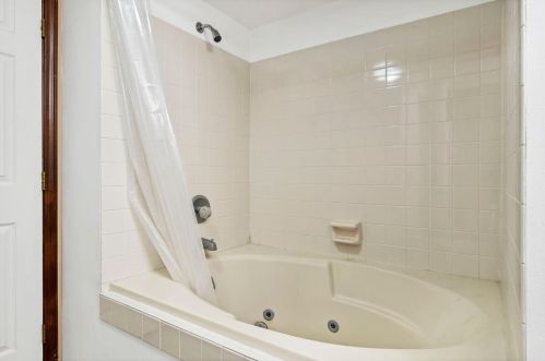 1815 Springvale Dr, Crown Point IN  46307-1083 exterior