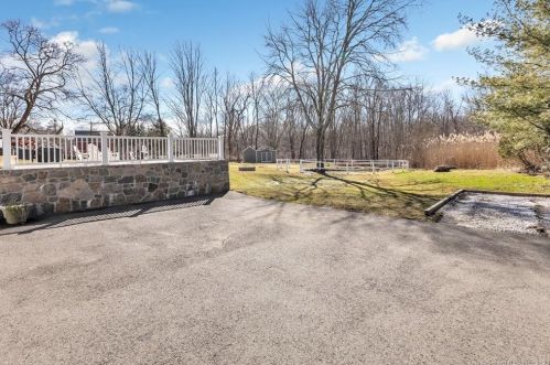 136 Vlg Rd, Huntington CT 06484-1778 exterior