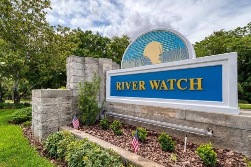 1060 Sawgrass Dr, Tarpon Springs, FL 34689-6255