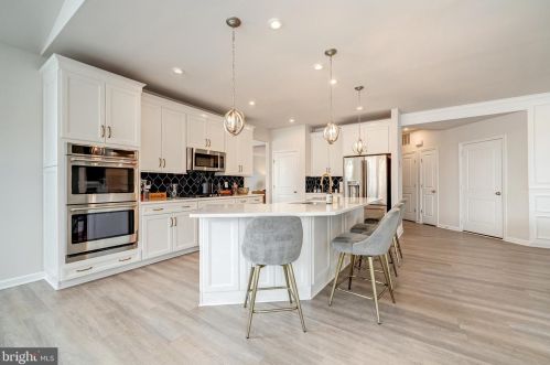 15633 Merrily Way, Woodbridge VA  22193-1097 exterior