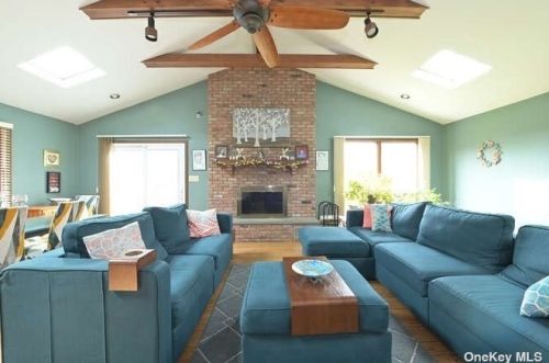 19 Clyde St, New Hyde Park, NY 11040-2432