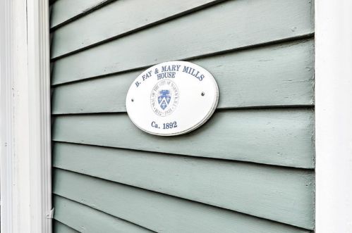 61 Fair St, Warwick, RI 02888-1603