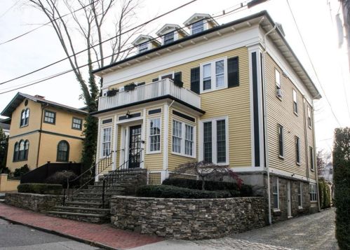 75 Pelham St, Middletown, RI 02840-3996