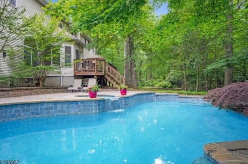 8 Forest View Dr, Martinsville NJ  08836-2039 exterior