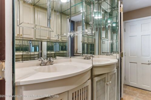 25 Schanck St, East Freehold NJ  07728-1844 exterior