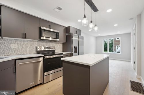 2046 3rd St, Philadelphia, PA 19148-2643