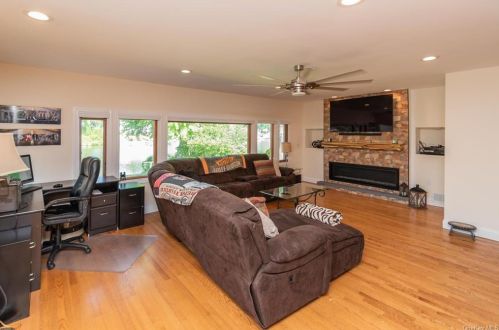 14 Starlight Ln, Greenwood Lake, NY 10925-2859