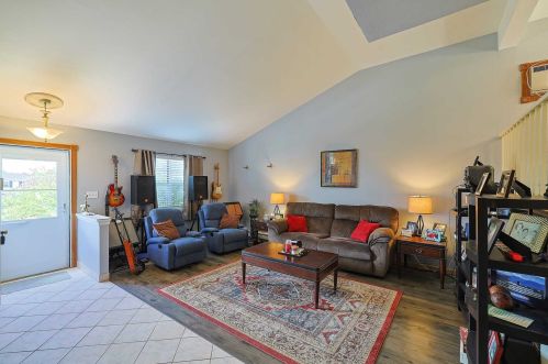 20 Hemlock Ct, Fishkill NY  12524-2618 exterior