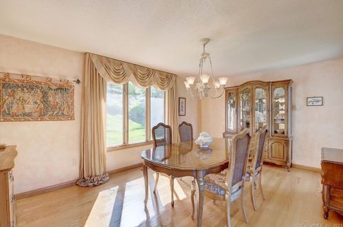 74 Buckingham Dr, Glastonbury CT  06033-2733 exterior