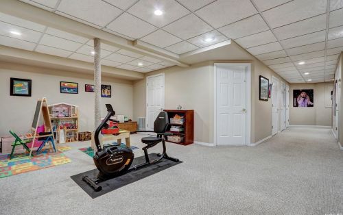 127 Cinnamon Ct, Huntington Station NY  11747-8711 exterior