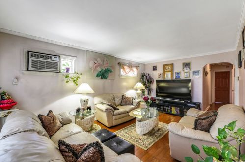 263-12 79th Ave, Floral Park, NY 11004-1303