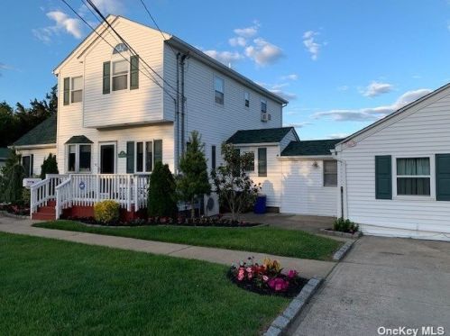 19 Nassau Ave, Babylon, NY 11704-2814