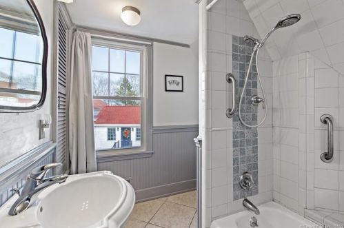 3 Riverside Pl, Gales Ferry CT  06335-1442 exterior