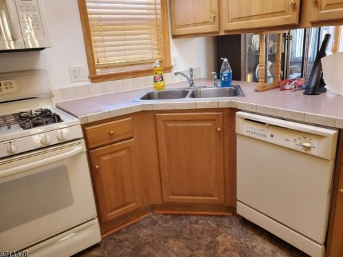 30 Coke Ave, Avenel NJ  07001-1913 exterior