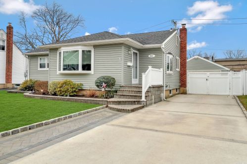 841 Pleasant Ave, Westbury, NY 11590-6409