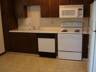 720 Crestwood Dr, Manhattan KS  66502-3277 exterior