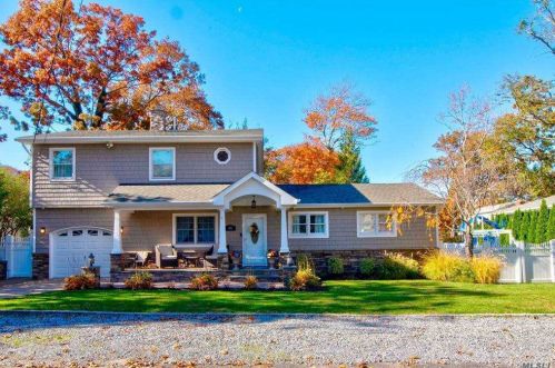46 Rockaway Dr, Scotts Beach, NY 11789-1840