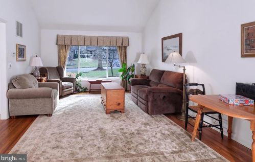 16 Hunters Cir, Lebanon NJ  08833-4395 exterior