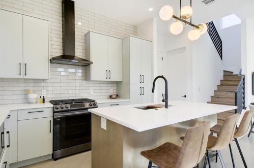 4907 Delores Ave, Austin TX 78721-2107 exterior