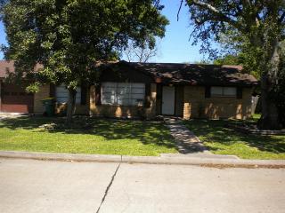 1002 Fleetwood St, Baytown TX  77520-2527 exterior