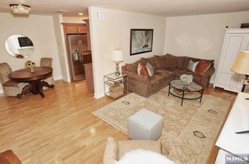 3402 Rio Vista Dr, Mahwah NJ  07430-4005 exterior