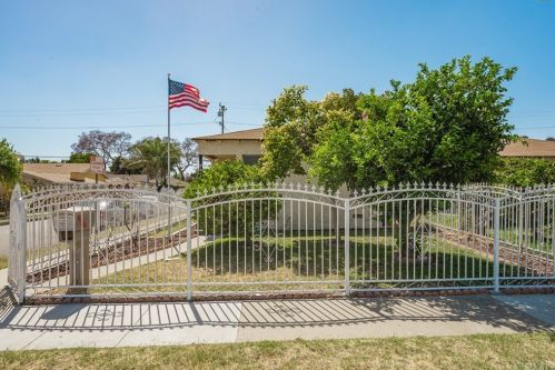 9417 Hunt Ave, South Gate, CA 90280-5121