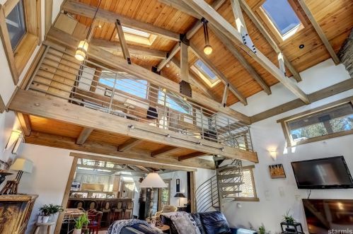 725 Stanford Ave, South Lake Tahoe CA  96150-2417 exterior