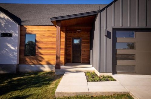 589 John Price, Blanco, TX 78606-4411