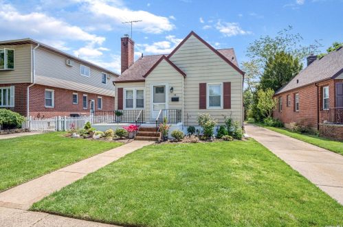 18 Jefferson St, New Hyde Park NY  11040-1912 exterior