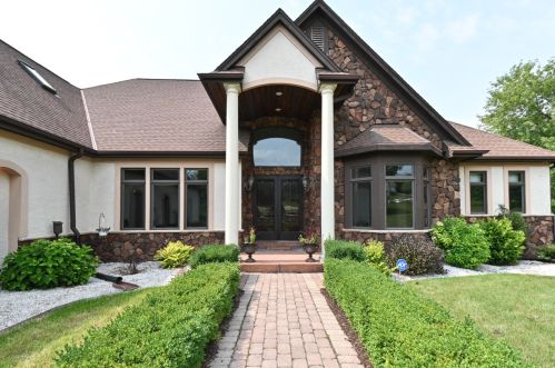 4042 Coopers Hawk Dr, Hubertus, WI 53033-9552