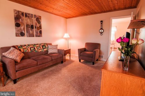 42 Saratoga Dr, New Castle DE  19720-4232 exterior