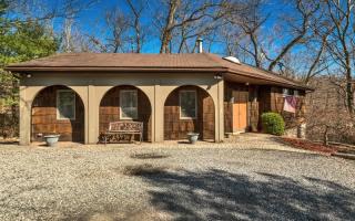 60 Skyline Dr, Oakland, NJ 07436-1515