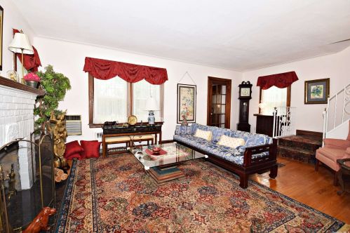 23 Jayson Ave, Great Neck, NY 11021-4239