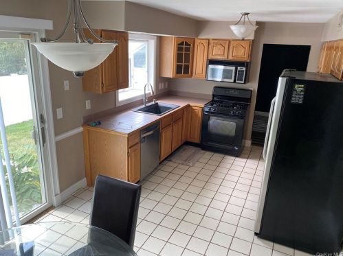 2 Ridgeview Pl, Mount Sinai NY  11766-1720 exterior