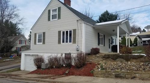 801 Evans St, Jeannette, PA 15644-1410