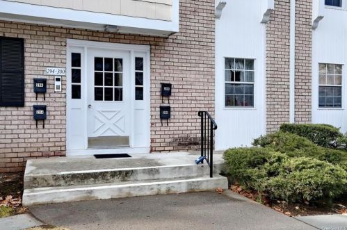 300 Parkside Dr, Airmont, NY 10901-7856