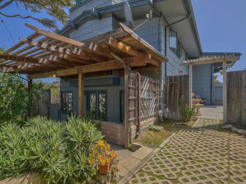1136 Beacon Ave, Del Monte Park CA  93950-2106 exterior
