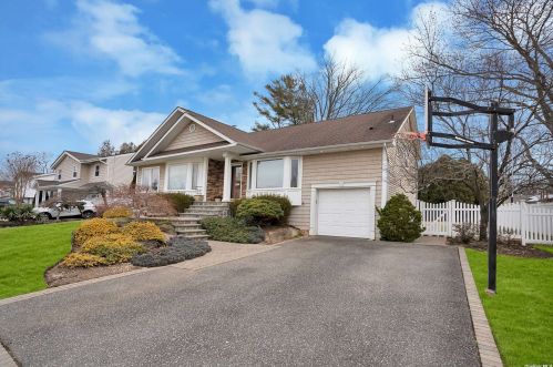 6 Warren Ln, Muttontown, NY 11753-1432