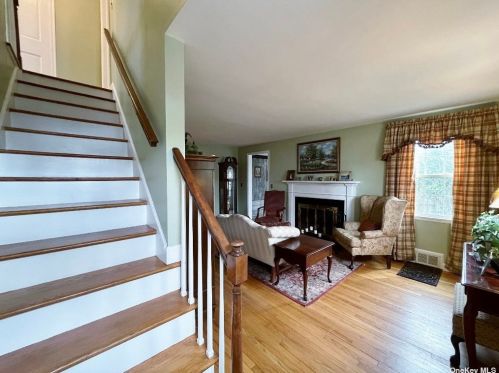 4 Dogwood Ln, Muttontown, NY 11545-1005