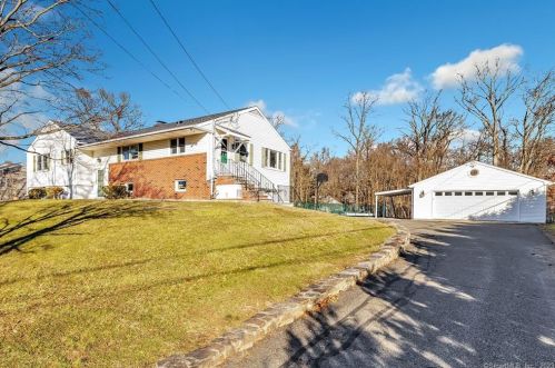 35 New England Dr, Stamford, CT 06903-5019
