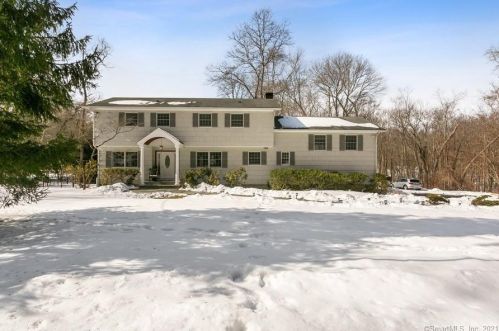 14 Spinning Wheel Ln, Stamford, CT 06903-3318
