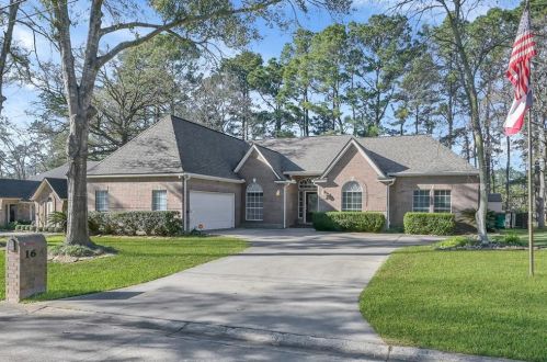 16 Westchester Dr, Conroe, TX 77304-1100