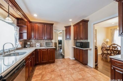 99 Melrose Ave, East Rockaway NY  11518-1005 exterior