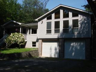 132 Don Dr, Shohola, PA 18458-4147